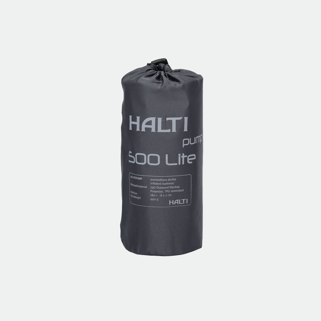 Musta Halti 500 Lite Pump Makuualusta -pussi seisoo pystyssä ja siinä on valkoinen teksti yksivärisellä pohjalla.