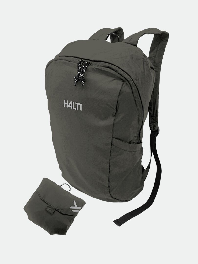 Tummanharmaa Halti Streetpack Reppu etutaskulla, kuvassa sen kompaktin, pakattavan taitetun muodon vieressä.