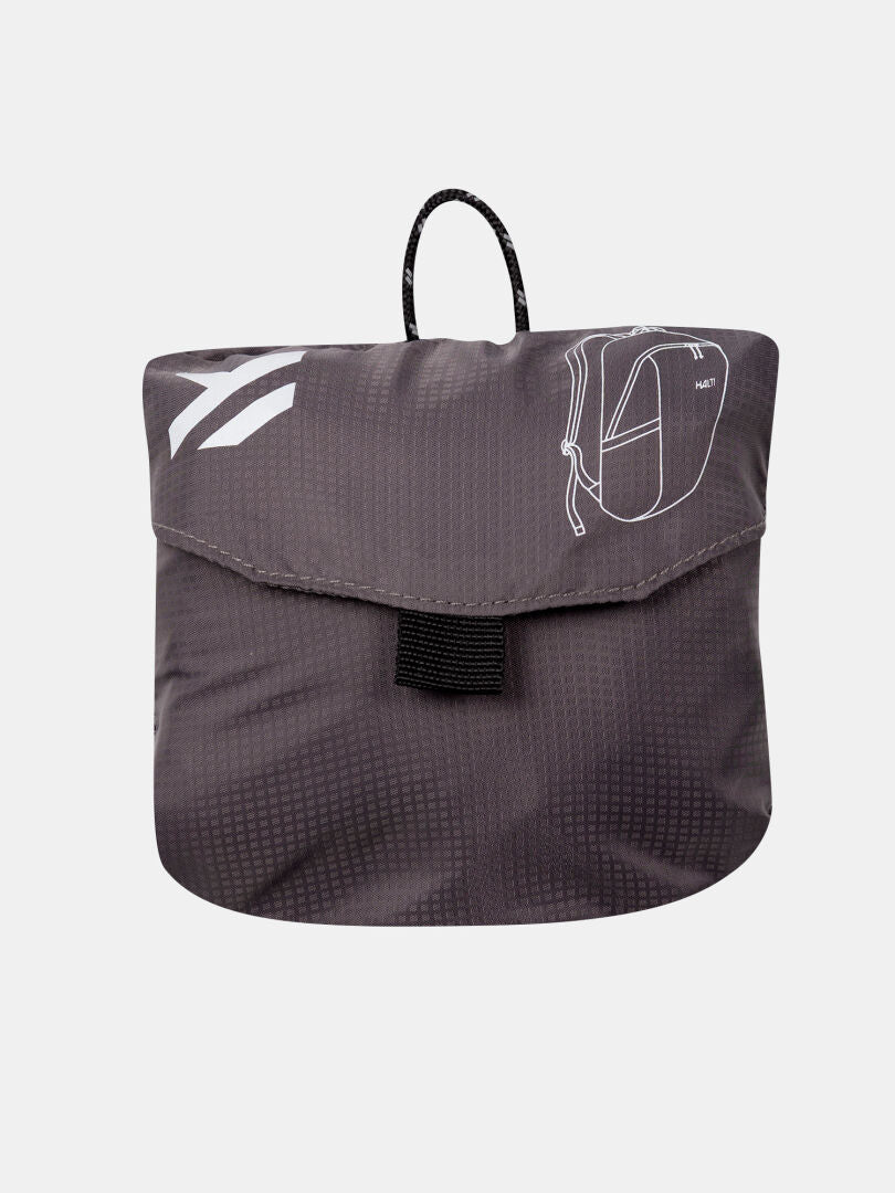 Halti Streetpack Reppu: kompakti, kokoontaitettava ultrakevyt reppu tummanharmaasta kierrätysnylonista, jossa on valkoinen grafiikka läpän päällä.