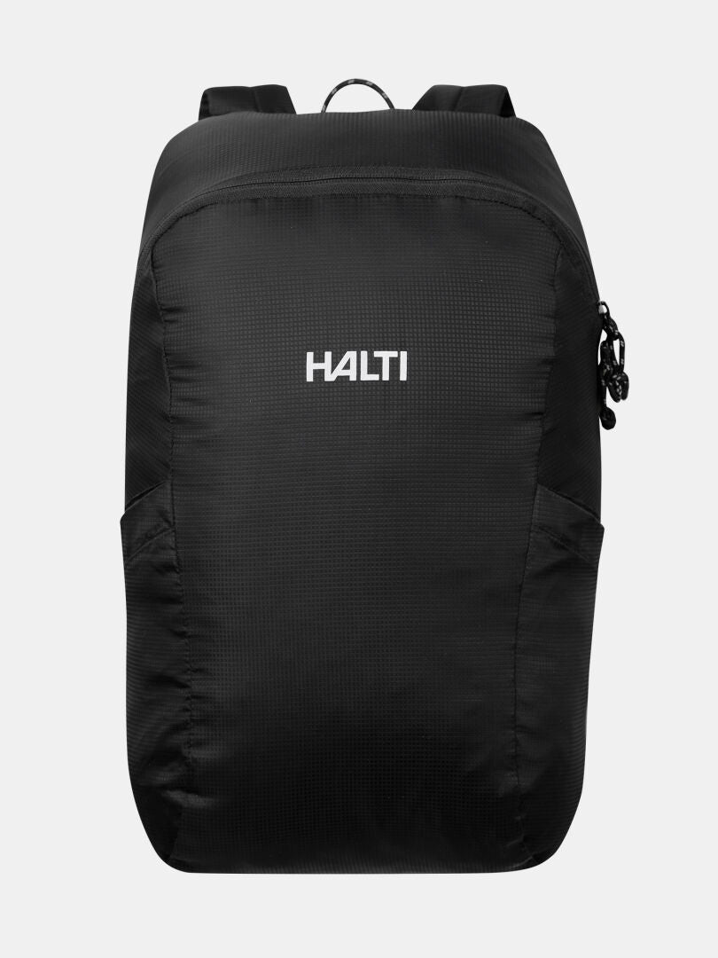Halti Streetpack Reppu: musta ultrakevyt reppu, kierrätettyä nailonia, jossa on rohkea valkoinen teksti.