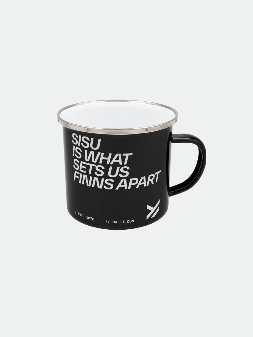 Halti Emalimuki, musta emalimuki hiiliteräksestä, retkeilyyn, jossa on painatus ”Sisu on se, mikä erottaa meidät suomalaiset muista”.