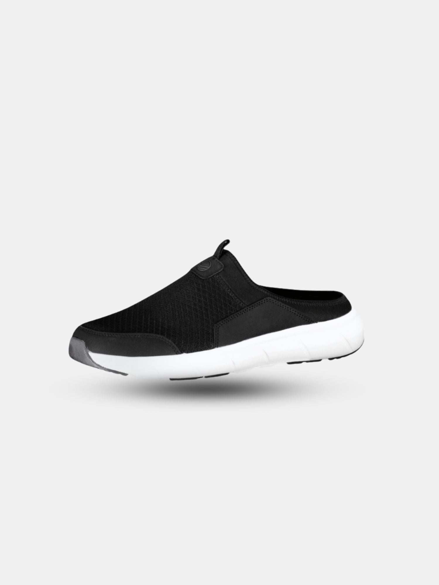 Halti Lester Unisex Slide Vapaa-ajan Kenkä on hengittävä verkko ja valkoinen GripmaxX Lite -pohja harmaalla pohjalla.
