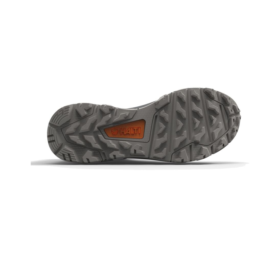 Harmaa karu pohja, jossa syvät kulutuspinnat Halti Hiker Askel Mid Ulkoilukenkä Miesten; oranssi HI-TEC-logo keskellä.