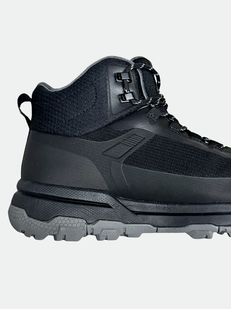 Halti Fara 3 DX Mid naisten ulkoilukenkä, musta-harmaa, pitävällä pohjalla ja korkealla varrella.