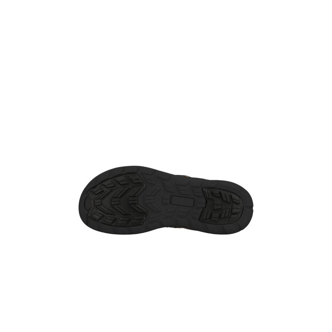 Halti Sora Sandaali musta kumipohja teksturoitulla kulutuspinnalla ja ergonomisella sisäpohjalla, kuvassa alhaalta päin valkoisella pohjalla.