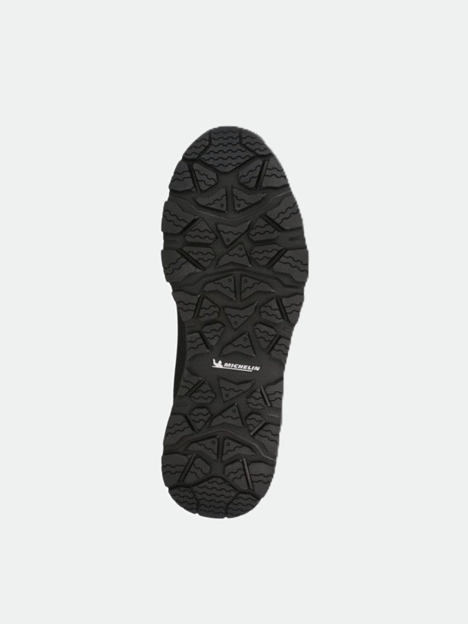 Halti Buli Low 2 DX Freelock -kengän mustassa pohjassa on Michelin kitkapohjainen kulutuspinta ja valkoinen Michelin-logo yksivärisellä pohjalla.