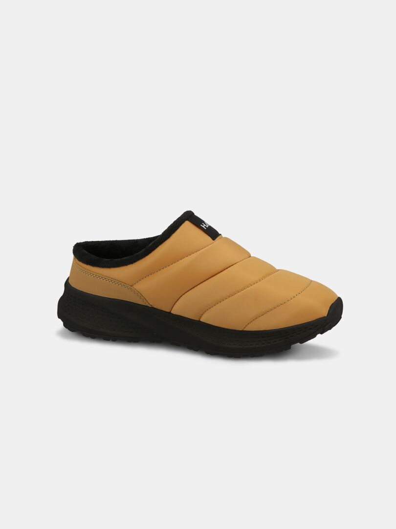 Halti Rest 2 -tossut: vaaleanruskeat tikatut slip-on-tossut, memory foam -pohjallinen, musta reunus ja pohja, sisä- ja ulkokäyttöön.