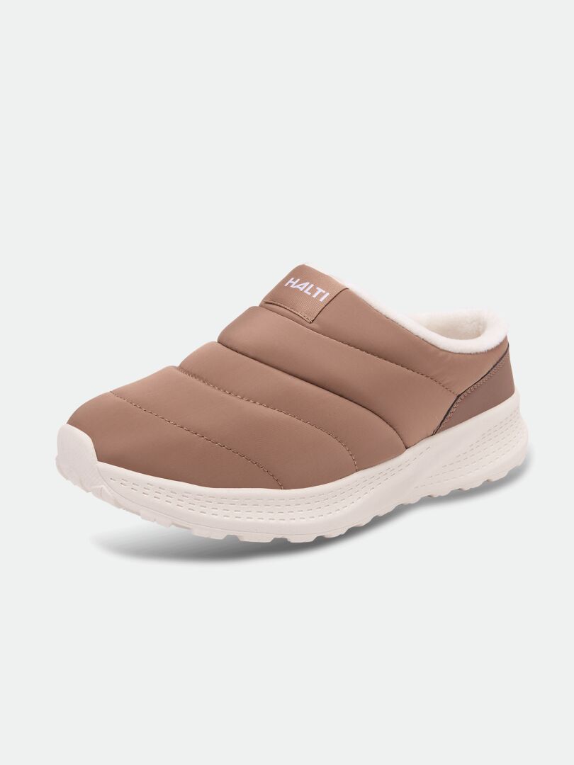 Halti Rest 2 -tossut: tikatut ruskeat slip-on-tossut, joissa on muistivaahtopohjallinen, valkoinen pohja; sisä- ja ulkokäyttöön.