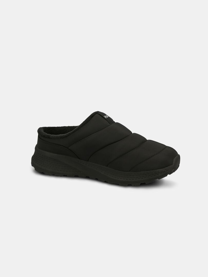 Halti Rest 2 -tossut: mustat tikatut slip-on-tossut, joissa on muistivaahtopohjallinen ja matala selkäosa; kuvassa valkoisella taustalla.