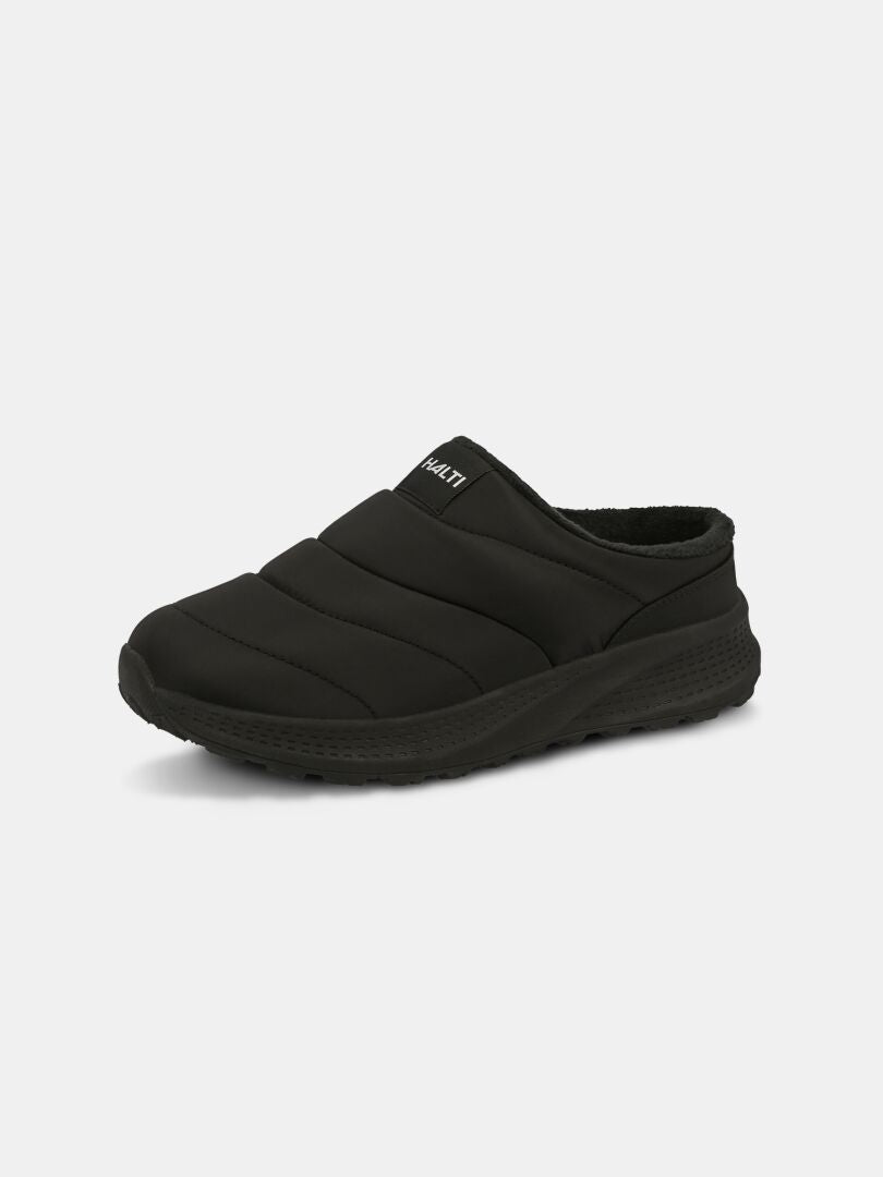 Halti Rest 2 -tossut: mustat, tikatut slip-on-tyyppiset tossut, joissa on muistivaahtoa; sopivat erinomaisesti sekä sisä- että ulkokäyttöön.