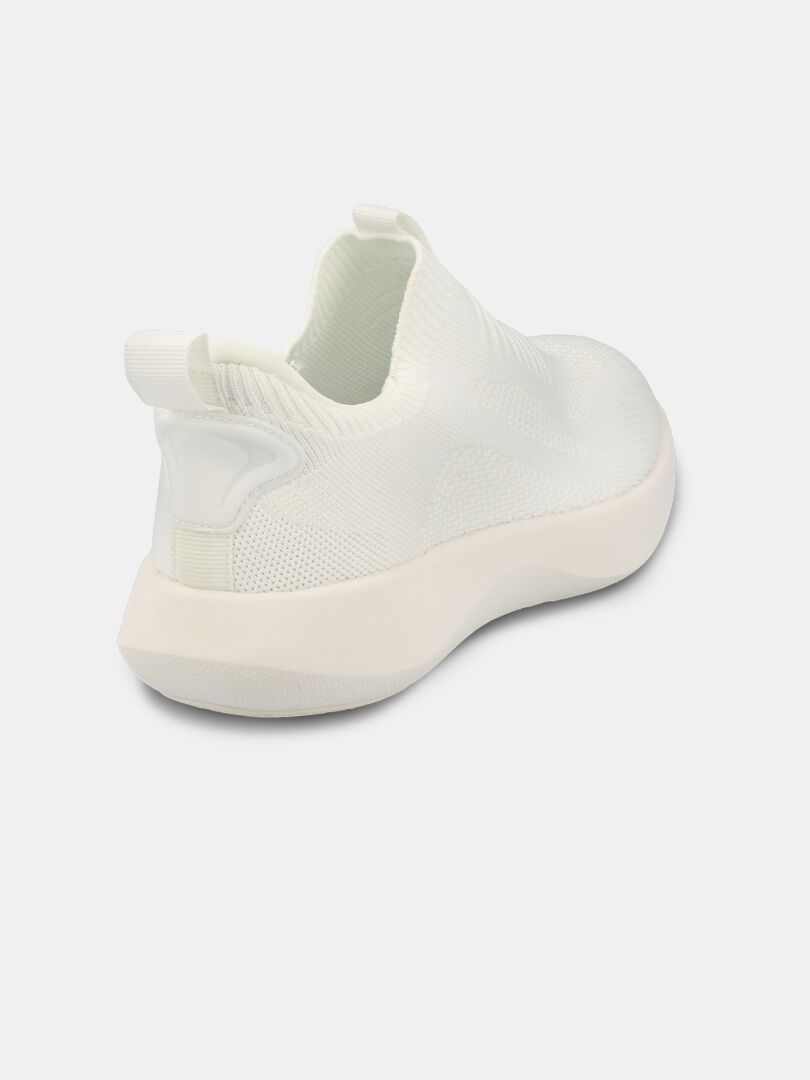 Valkoinen Halti Snabb 2 StepIn Naisten kenkä, jossa on kuvioitu neulepäällinen ja paksu pohja, kuvattuna takakulmasta.