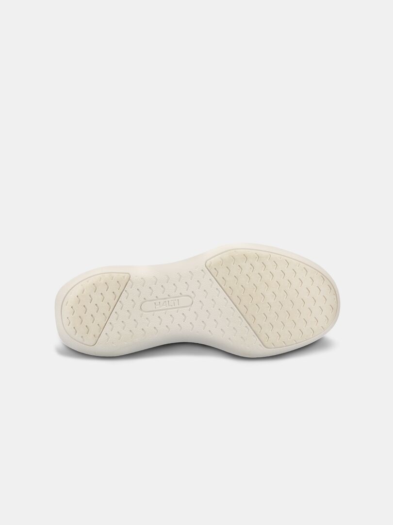 Valkoinen Halti Snabb 2 StepIn -pohja, jossa on timanttikuvioitu kulutuspinta ja suorakulmainen logo kaaren alueella.