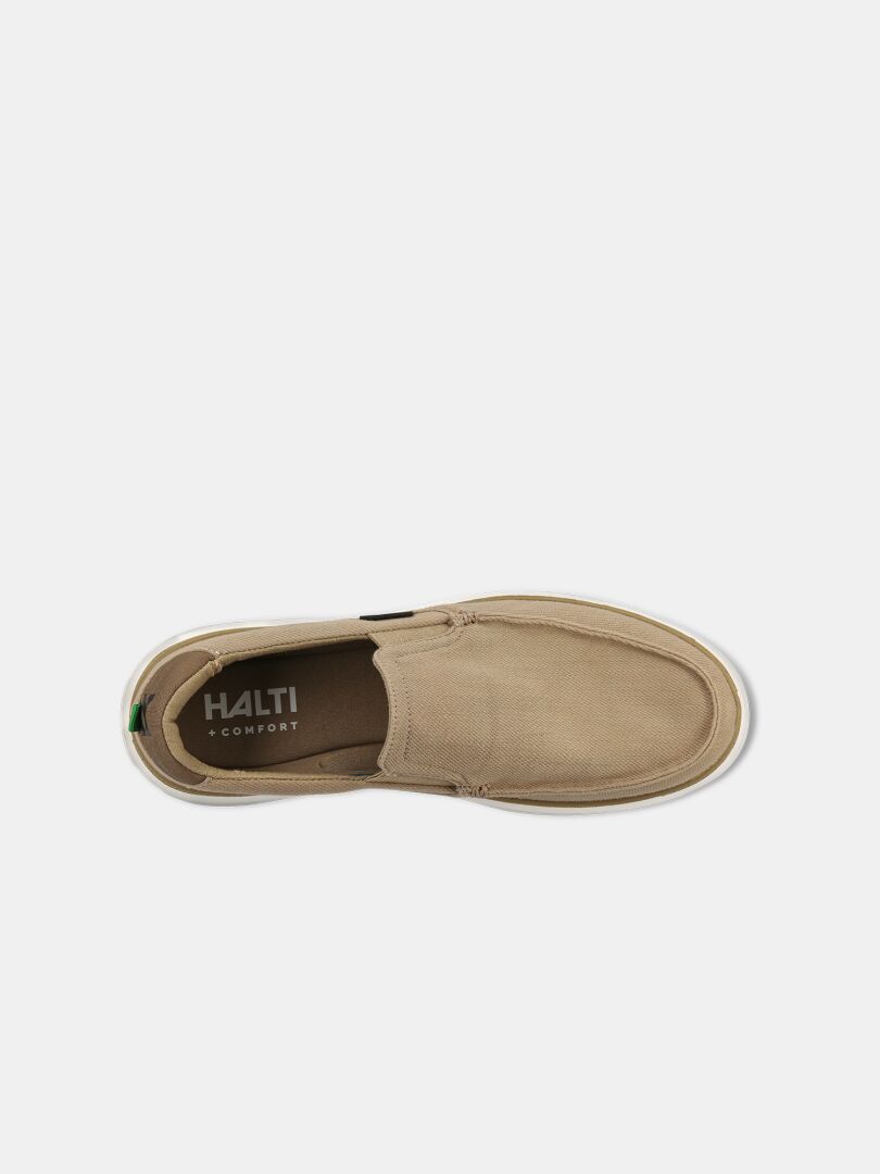 Yksittäinen beige Halti Lido Canvas Kenkä Miesten slip-on ylhäältä katsottuna, ruskeassa pohjassa HALTI COMFORT.