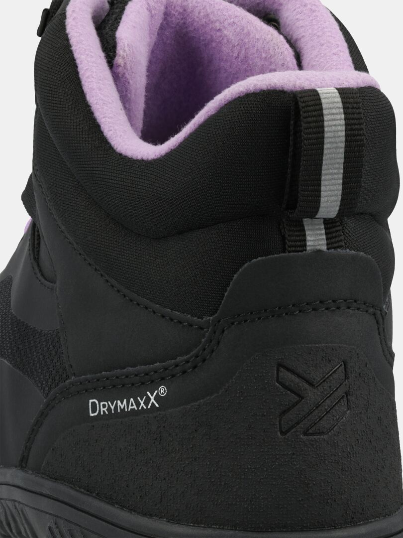 Lähikuva Halti Tuntuma Mid DX -naisten paljasjalkakengästä, joka on musta ja jossa on violetti vuori, DrymaxX-merkki sekä raidallinen vetolenkki.