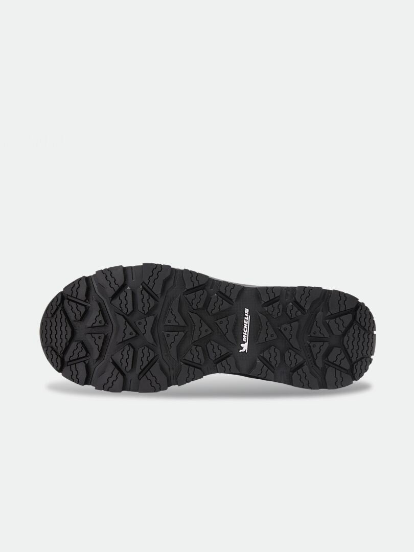 Tunturi Mid DX IC Talvikenkä Unisex -kengän musta, kuminen Michelin Ice Grip -pohja, jossa on syvä ja kestävä kulutuspintakuvio.