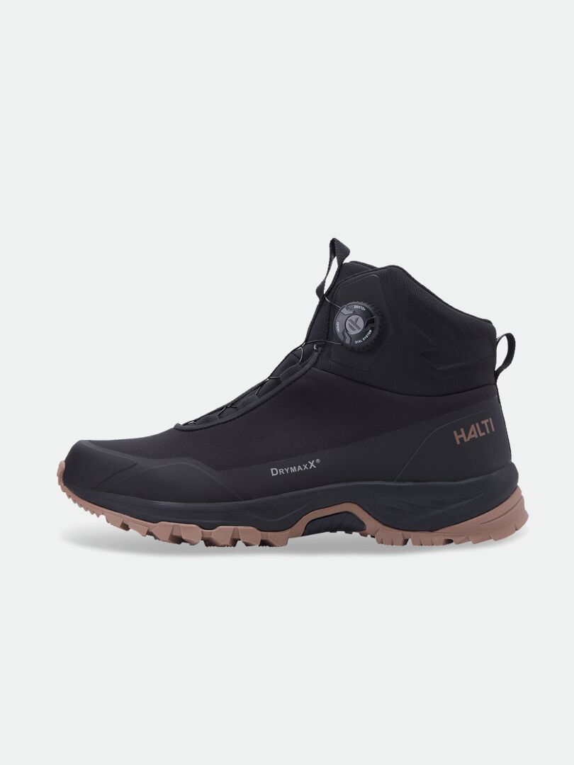 Halti Fara Mid 3 DX Freelock: musta/ruskea vaelluskengä, jossa on GripmaxX Trail -pohja, sivussa logo ja säätöpyöräkiinnitys.