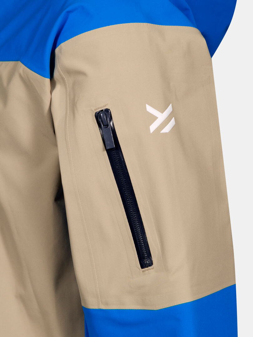 Lähikuva Halti Rizle 3L DX Unisex laskettelutakki hihassa Primaloft Thermo fleece ja valkoinen geometrinen logo yläpuolella vetoketju.