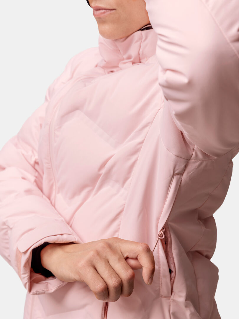 Joku vaaleanpunainen Halti Nordic Arcty II Laskettelutakki Naisten avaa hihan kainaloaukon.