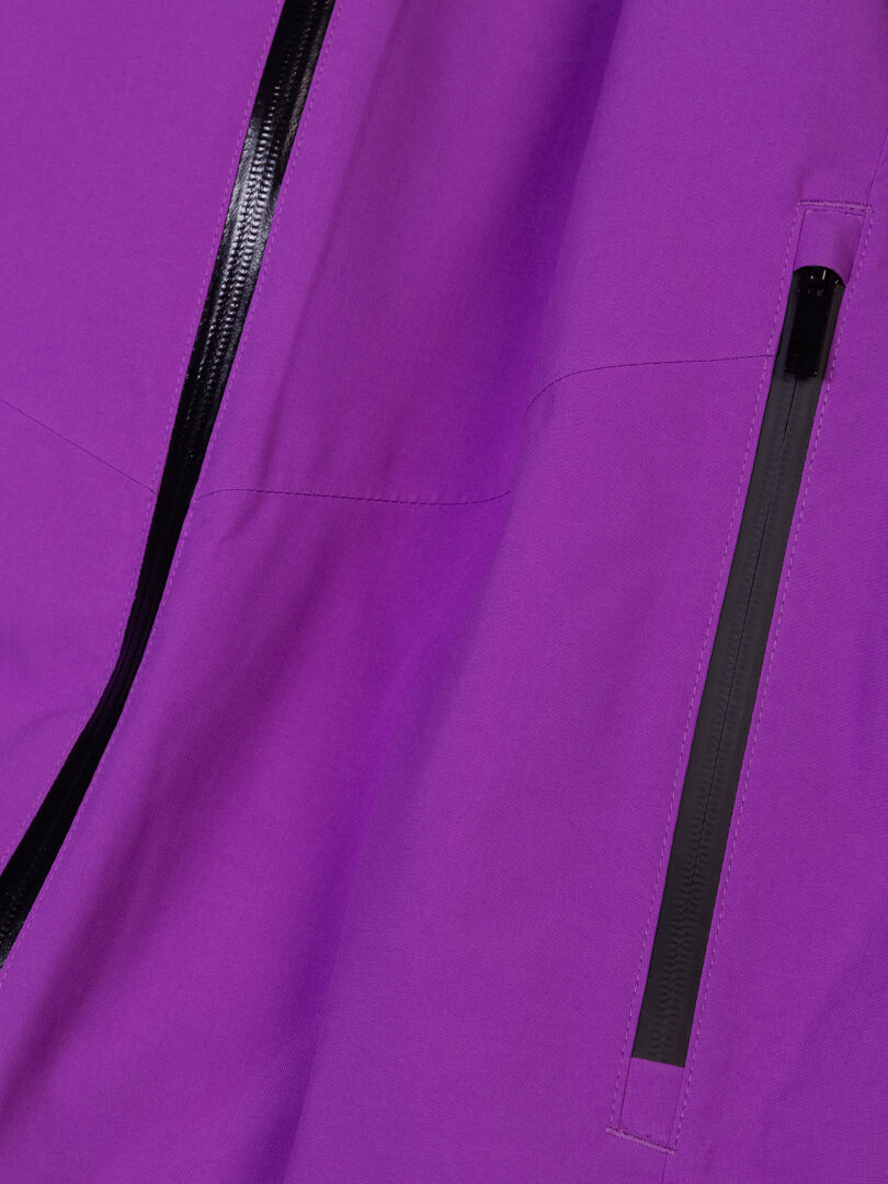 Lähikuva violetista Halti Melvik II DX -laskettelutakista miehille, jossa on mustat vedenpitävät vetoketjut.
