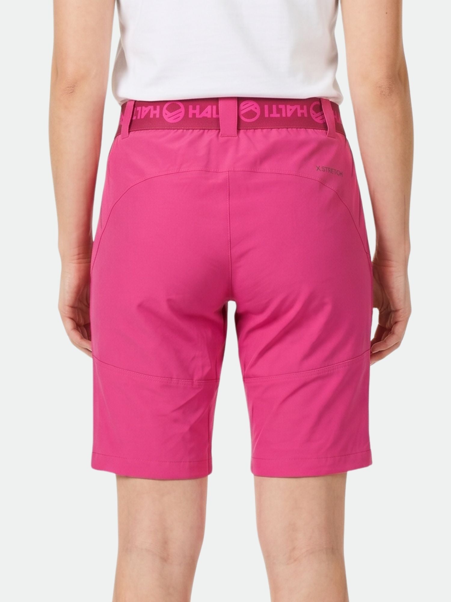 Henkilöllä on yllään kirkkaan vaaleanpunaiset Halti Pallas Naisten X-stretch Lite -shortsit ja yhteensopiva vyö, kuvassa takaa valkoisella.