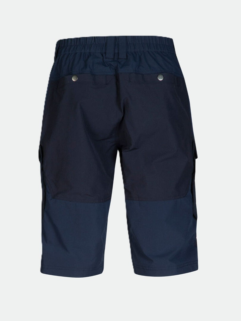 Takakuva Halti Hiker Miesten Lite Shortsit -nimisestä tummansinisestä takataskusta, jossa on kaksi takataskua metallisilla neppareilla, valkoisella pohjalla.