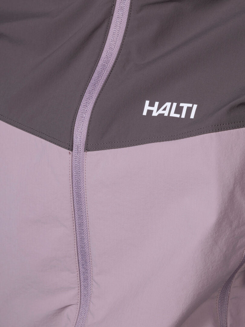 Lähikuva Halti Pallas Evo X-stretch Takki Naisten Halti Pallas Evo X-stretch Takki Naisten kaksivärisestä designista ja logosta yläosassa.