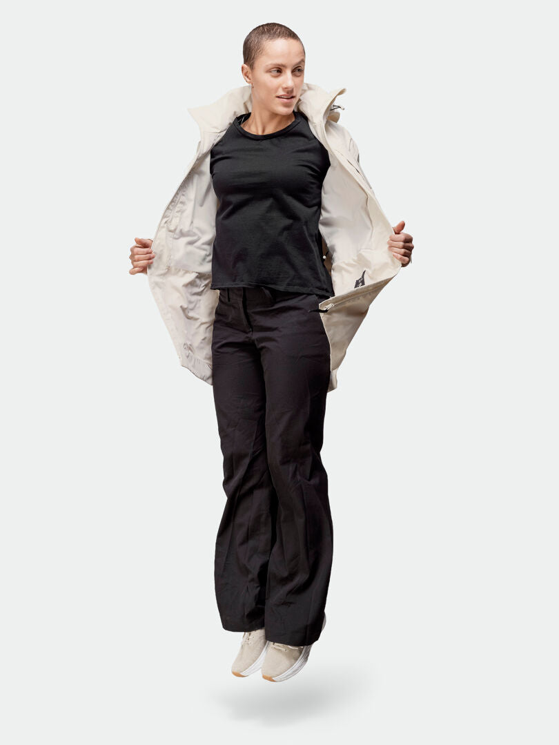 Henkilö mallina beigenväristä Halti Kallas DX Parkatakki Naisten takkia avattuina vaaleaa taustaa vasten.