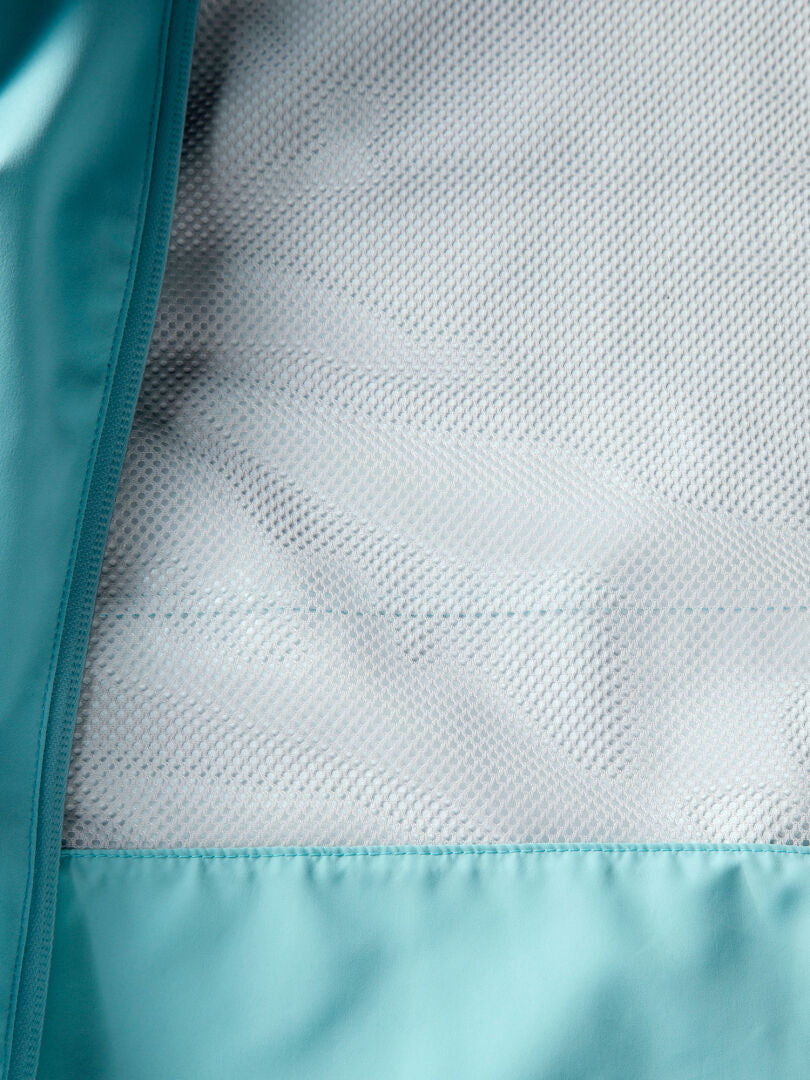 Lähikuva Halti Staala DX Kuoritakki Naisten vaaleansinisestä verkkovuorauksesta, jossa näkyy ompeleet ja rakenne.
