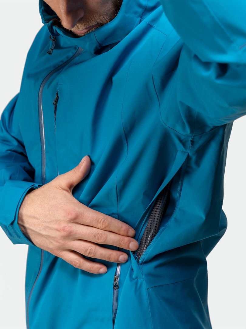 Henkilö avaa Haltin Staala DX Kuoritakki Miesten kainaloventtiilin ja paljastaa sen verkkovuoren.