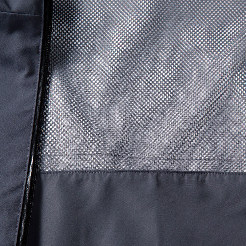 Lähikuva Haltin Staala DX Kuoritakki Miesten, jossa näkyy sileään, tummaan kankaaseen ommeltu verkkovuori.