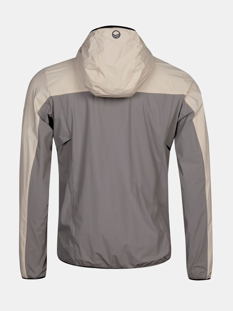 Halti Pallas Cool X-stretch Takki Miesten takki harmaana/beigenä, UPF 90+, kuvassa takaa päin vaalealla taustalla.