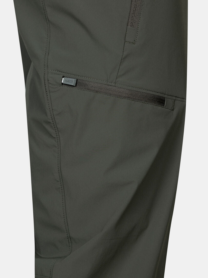 Lähikuvassa Halti Pallas Cool X-stretch Caprit Miesten, jossa on vetoketjullinen tasku, saumojen yksityiskohdat ja UPF 90+ -suoja.