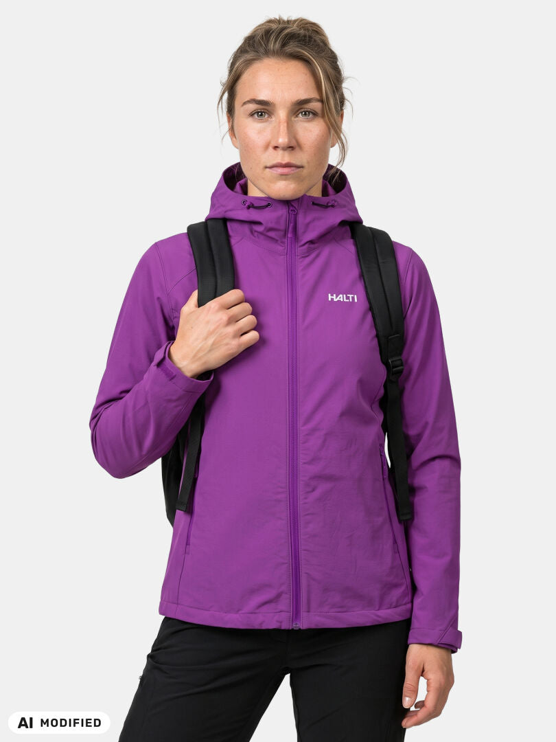 Nainen, jolla on yllään Halti Finholma X-stretch -takki (naisten, violetti, hupullinen), ja musta reppu, valkoisella taustalla.