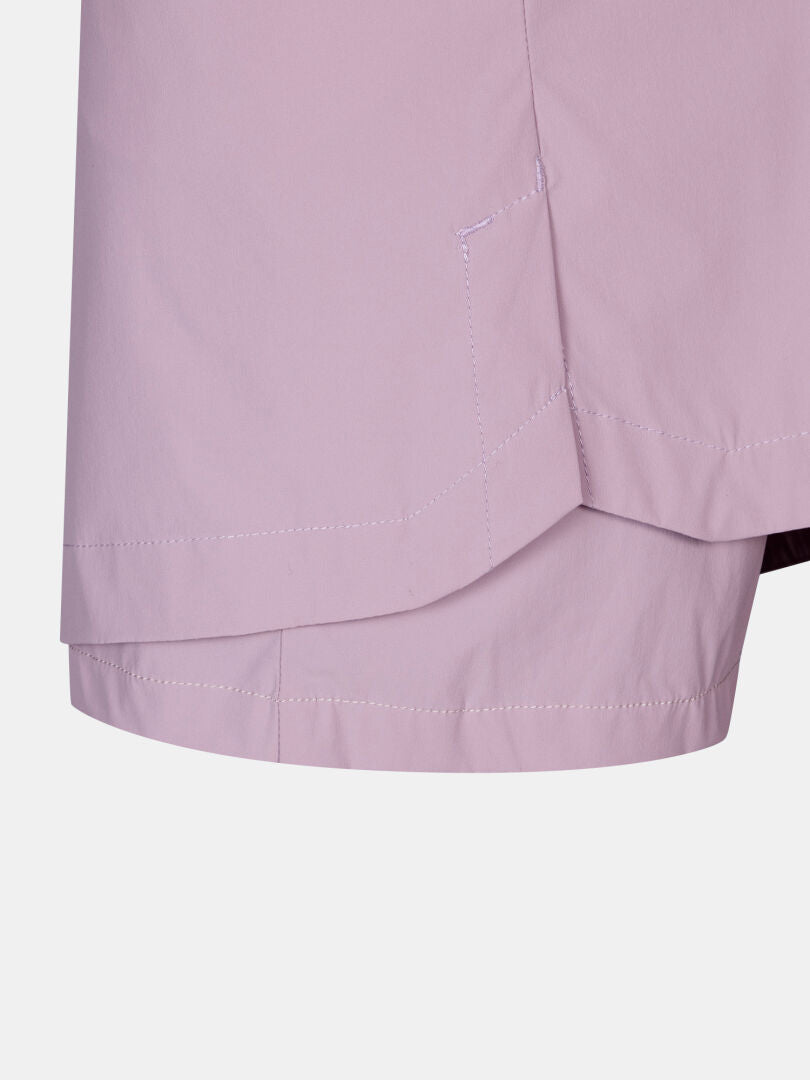 Lähikuvassa Halti Pallas Cool Shortsihame Naisten helma, jossa näkyy kerroksellinen kangas, näkyvät tikkaukset ja Dry Quick -venytys.