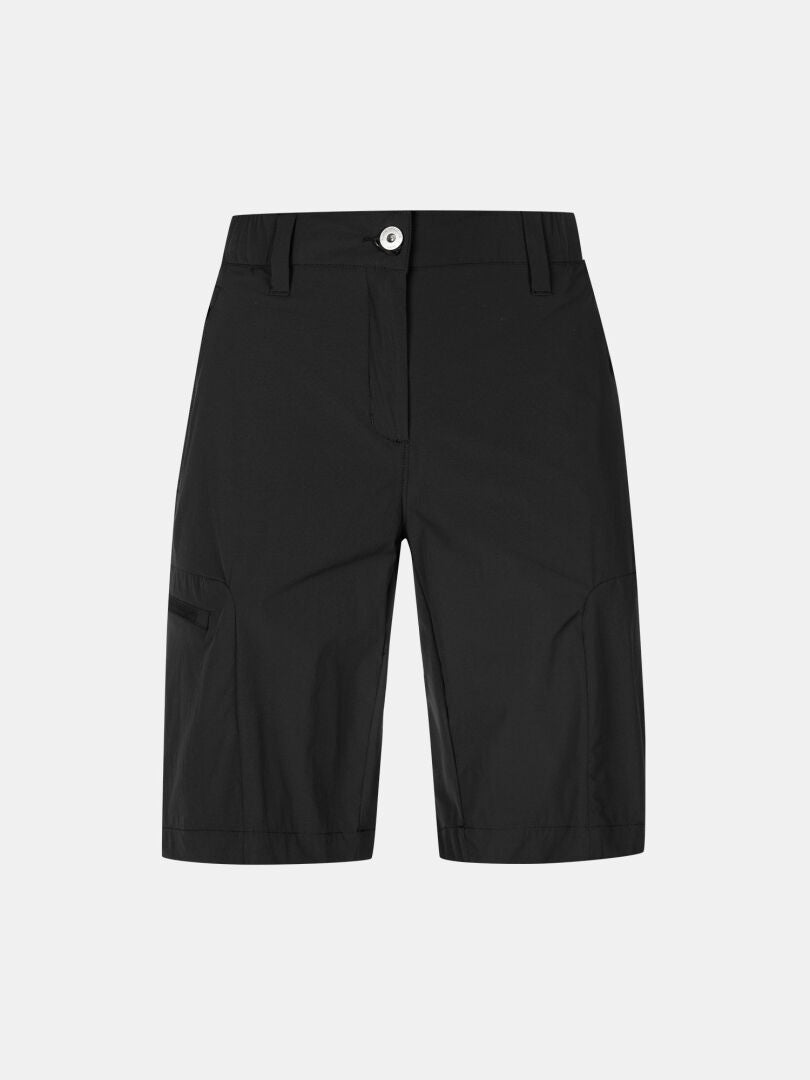 Halti Pallas Cool Shortsit Naisten Plus: mustat polvipituiset stretch-shortsit, vyölenkit, UPF 90+, sivutasku.