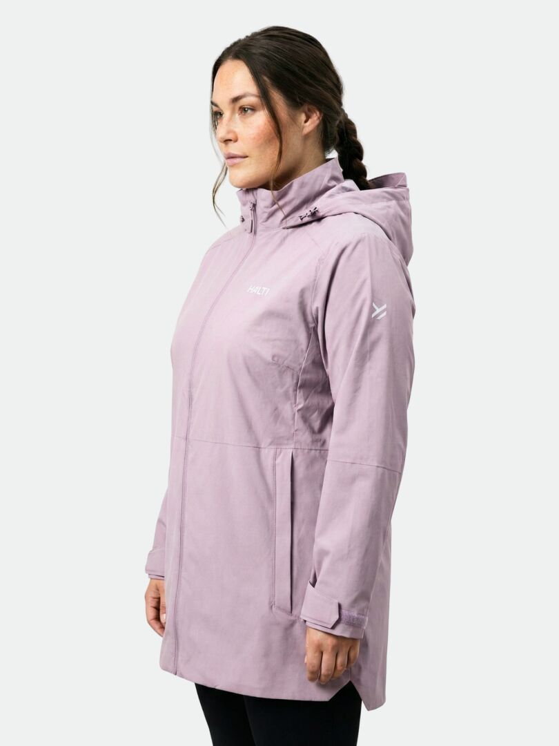 Nainen mallintaa Halti Valaja DX Parkatakki Naisten Plus -mallia, vaaleanvioletti, vasemmalle päin valkoisella pohjalla.