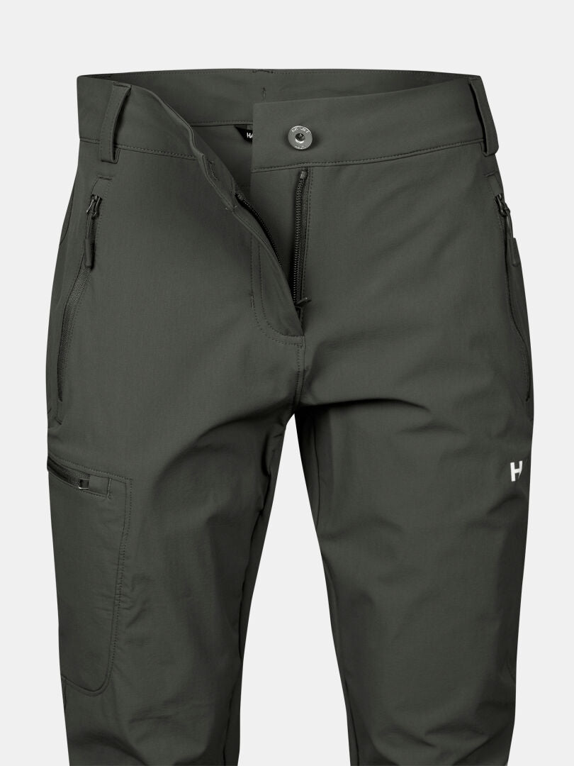 Halti Pallas X-stretch Ulkoiluhousut Naisten Plus: tummanvihreä, vetoketjutaskut, logo vasemmassa reidessä.
