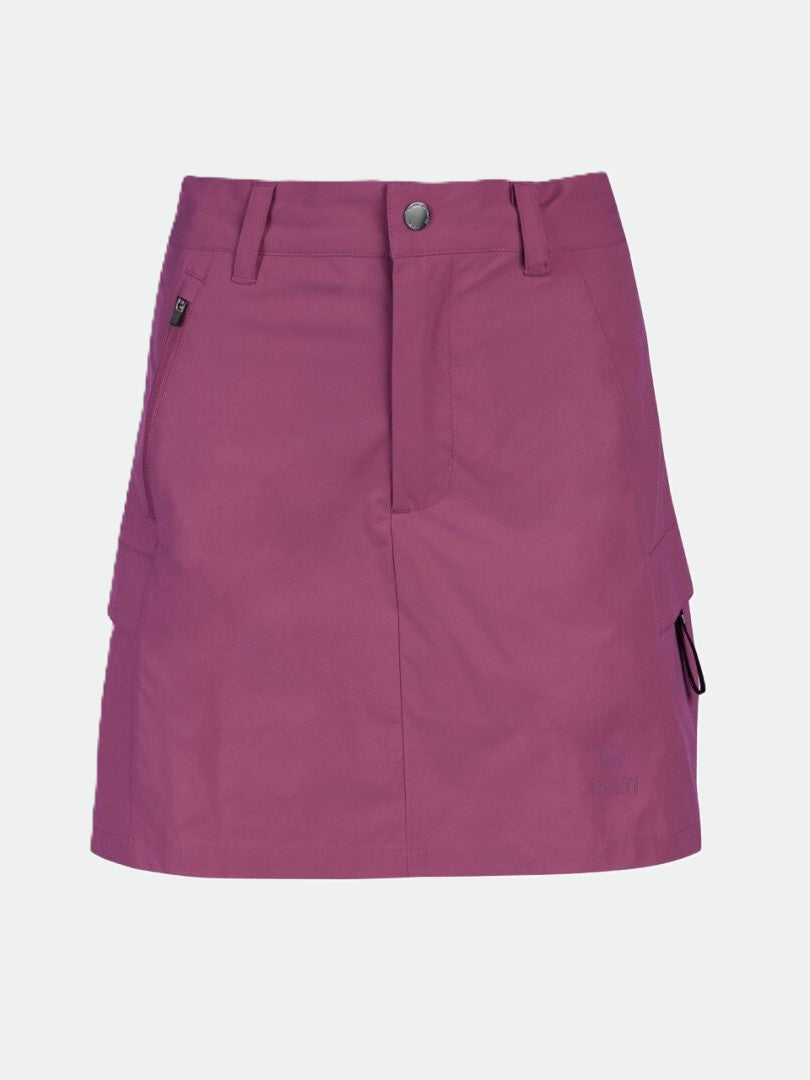 Halti Reissu Naisten Stretch -shortsihameen violetissa värissä on vyölenkit, sivutaskut ja etupuolella napillinen vetoketjukiinnitys.