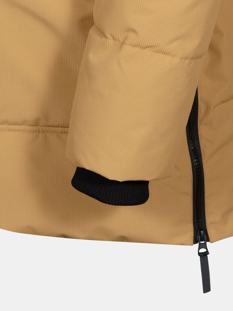 Lähikuva Halti Linjat Parkatakki Miesten ruskehtavasta hihasta, jossa on musta kylkikangas ja näkyvä musta vetoketju.