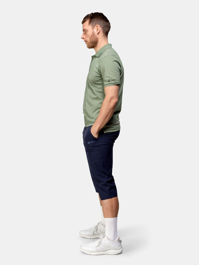 Profiilissa oleva mies on pukeutunut Halti Birdie Tekniseen Pikeepaitaan, laivastonsinisiin housuihin, valkoisiin sukkiin ja valkoisiin lenkkareihin.