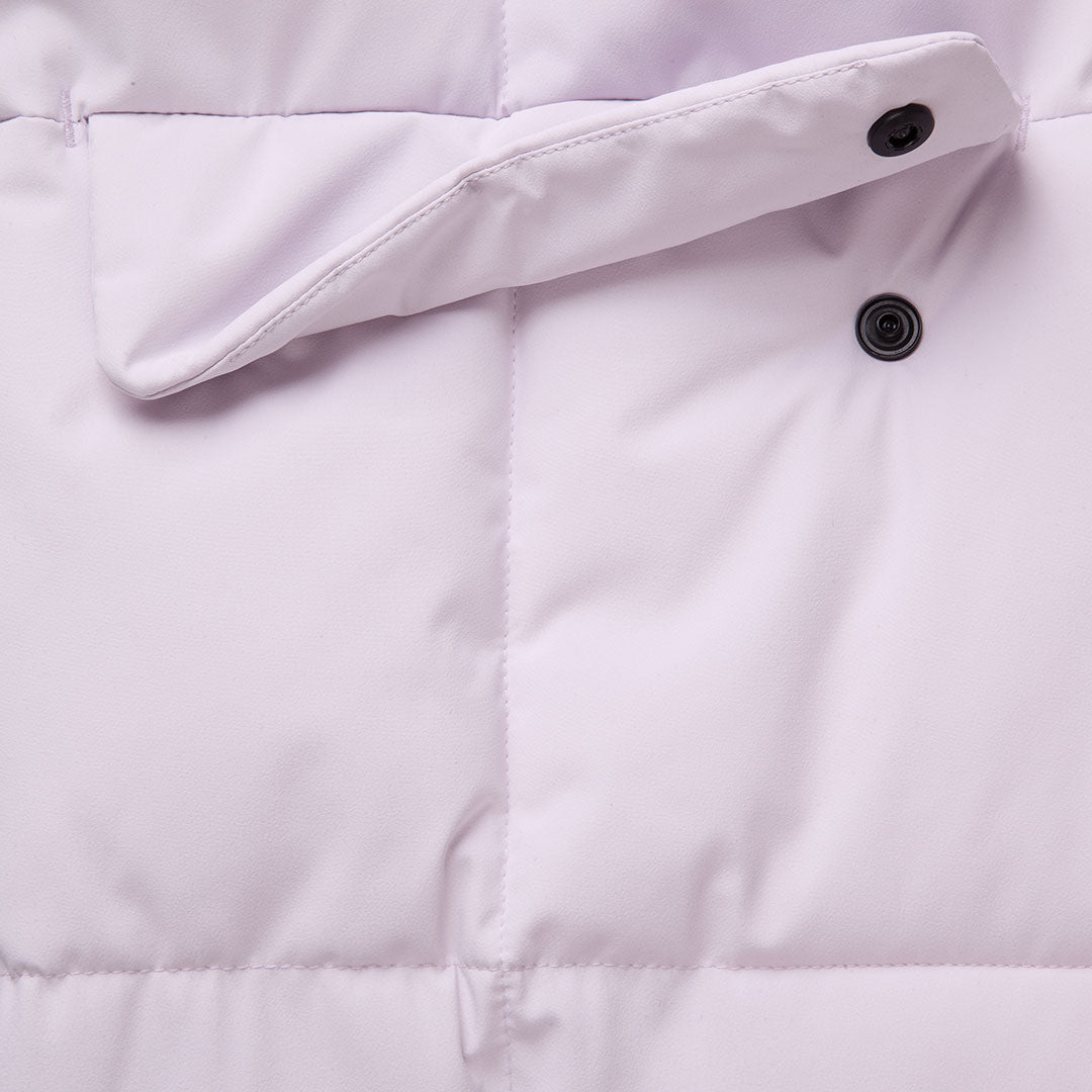 Lähikuva vaaleanvioletista Halti Penger Talvitakki Naisten -puserosta, jossa näkyy mustalla painonapilla ja tikkauksilla varustettu läppä.