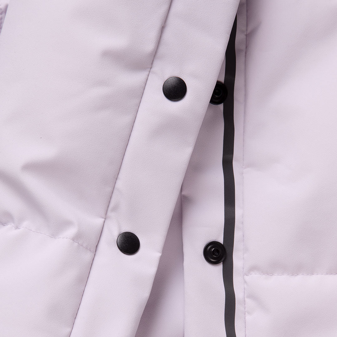 Lähikuva Halti Penger Talvitakki Naisten vaaleanvioletista toppatakista, jossa on mustat painonapit, vetoketju ja Microtherm® THERMOFILL -vuori.