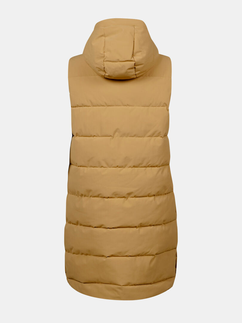 Halti Penger Toppaliivi Naisten: ruskehtava hupullinen liivi, selkänäkymä, joka on valmistettu DrymaxX Lite -tekniikalla tuulenpitävän mukavuuden takaamiseksi.