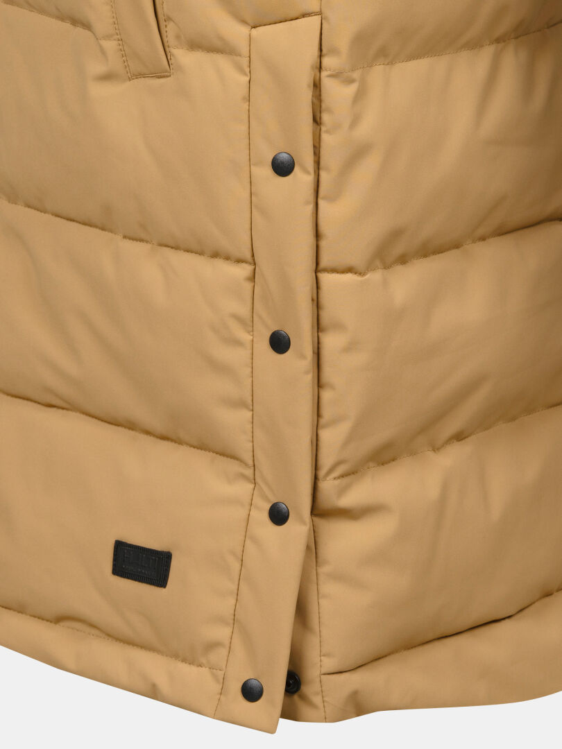 Lähikuvassa Halti Penger Toppaliivi Naisten ruskeanruskea takki, jossa on mustat napit, yksityiskohtaiset tikkaukset ja musta etiketti.