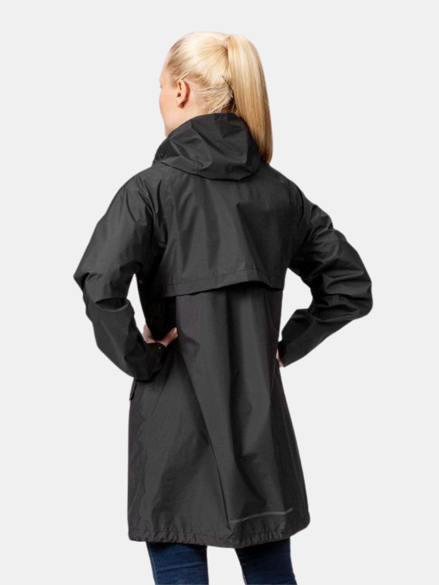 Vaalea poninhäntäinen nainen on pukeutunut Halti Kevee Parkatakki Naisten takkiin ja tummiin farkkuihin ja katsoo poispäin kamerasta.