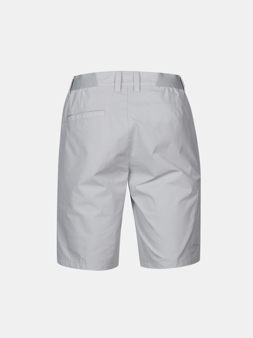 Halti Drive X-stretch Shortsit Miesten takakuva, jossa on vyölenkit, kaksi takataskua ja räätälöity istuvuus yksivärisellä pohjalla.