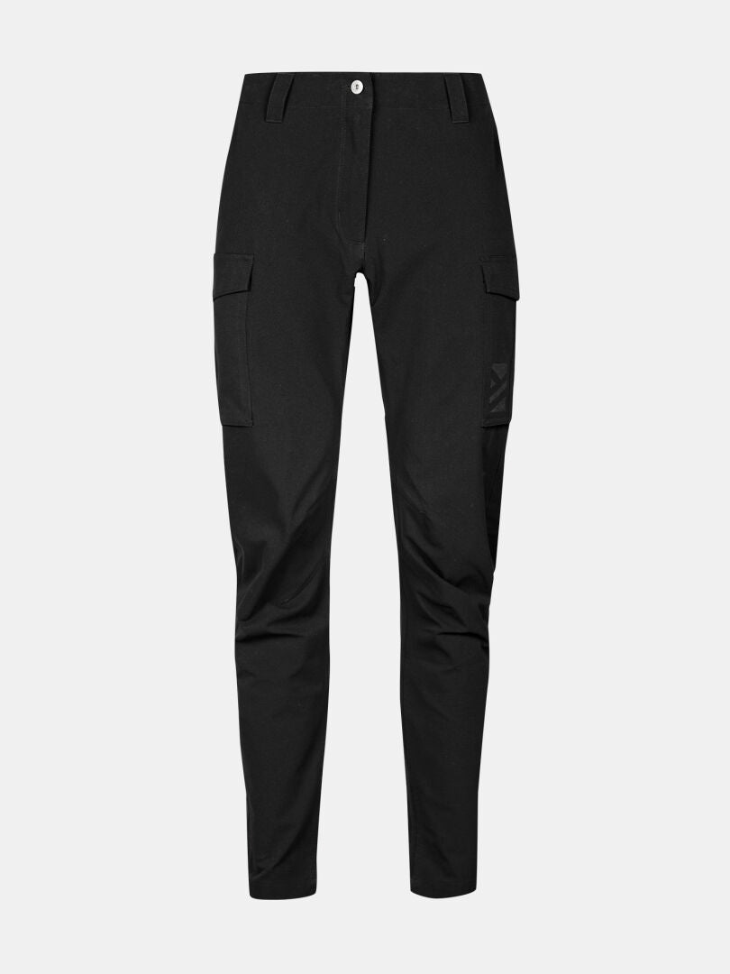 Halti Roams Reisitaskuhousut Naisten: mustat, kapenevat cargo-housut kierrätetystä polyesteristä, sivutaskuilla valkoisella pohjalla.