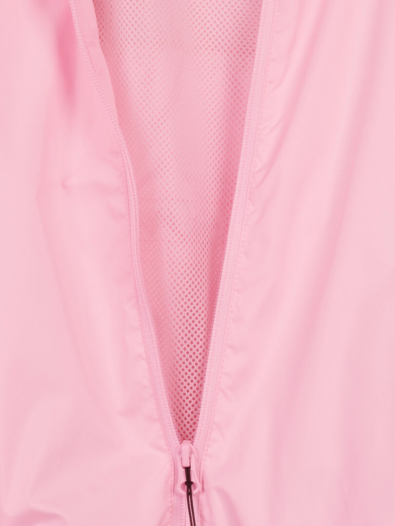 Lähikuva vaaleanpunaisesta Halti Saime Tuulitakki Naisten paidasta, jonka vetoketju on osittain auki, jotta pehmeä taftiverkkovuori näkyy.