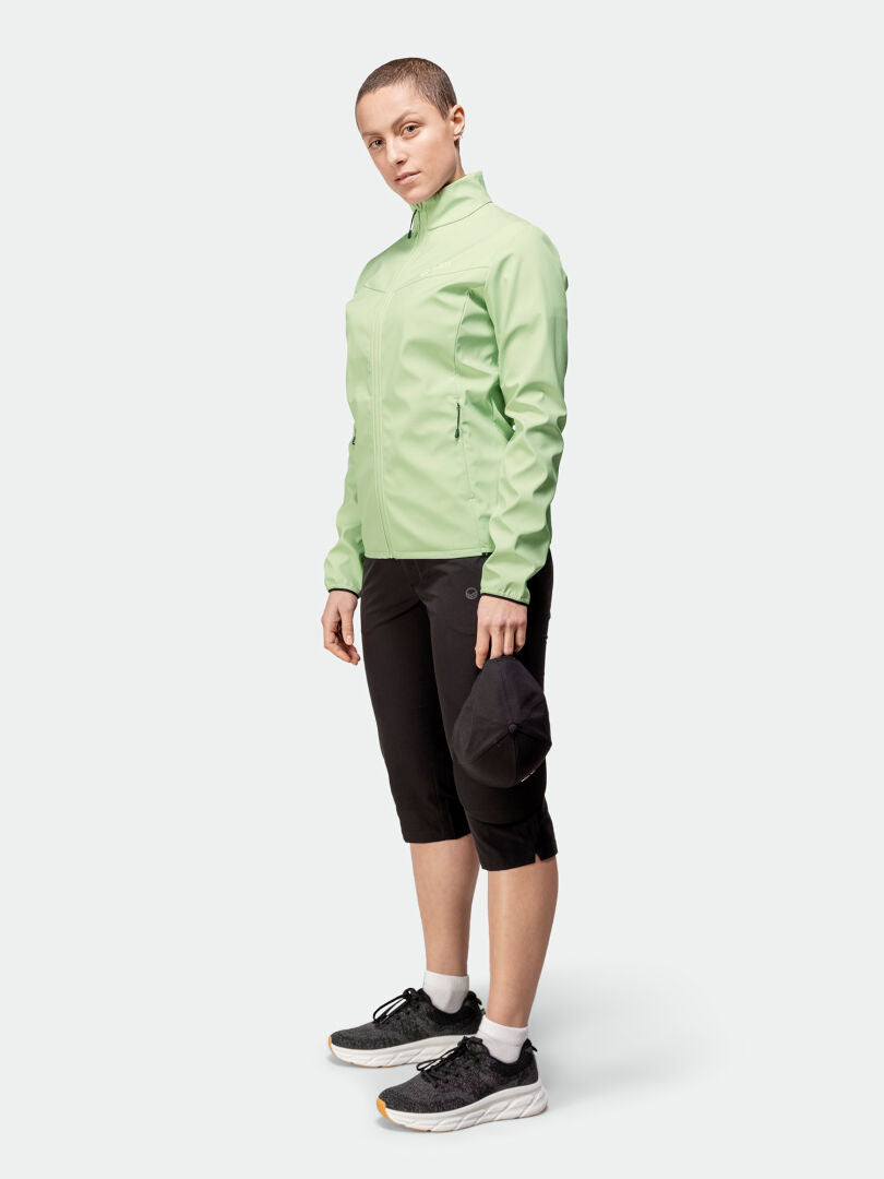 Henkilö Halti Wedge Softshell-takki Naisten, musta capri ja tennarit.