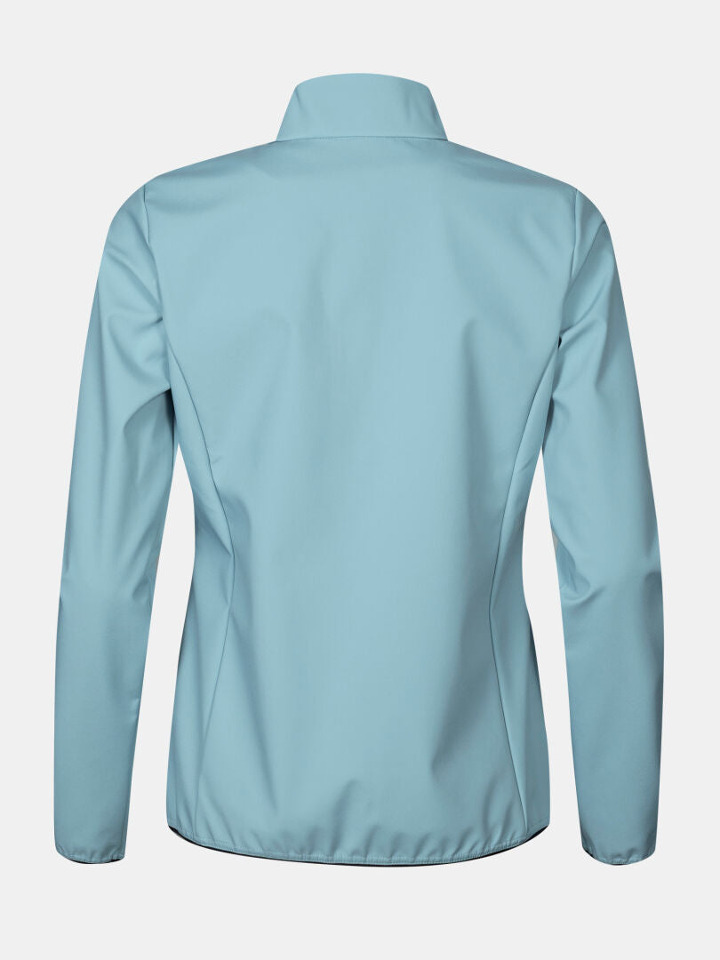 Halti Wedge Softshell-takki Naisten takakuva, vaaleansininen, pitkähihainen, pystykaulus valkoisella pohjalla.